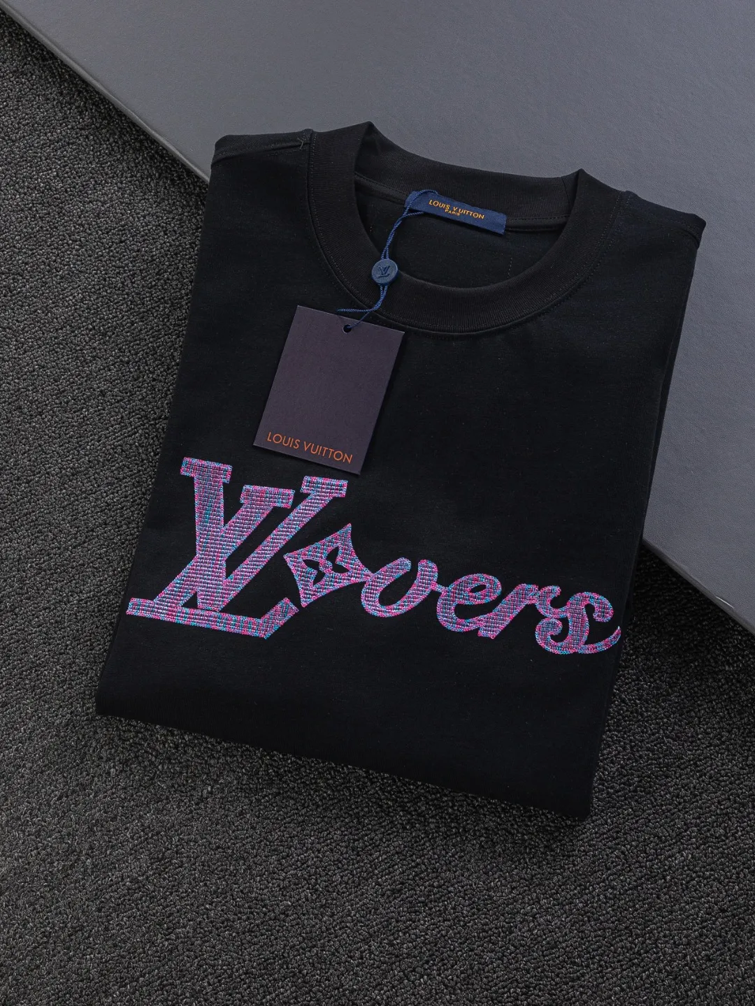 🅿️190 Louis Vuitton 1V micro-wide version S-Xl LV 25ss new product counters are on the shelves at the same time. Colorful purple letter design embroidery. Letter embroidery round neck short-sleeved T-shirt, same style for men and women! Synchronized with the official website, pure cotton fabrics at the counter! It is close to the skin and comfortable, durable and easy to wear. It has a classic and simple logo design and meticulous original craftsmanship. Short-sleeves, a must-have item for men, do not appear to be the same for the general public, but must be unique and eye-catching. This LV short-sleeve is all about quality, comfort, the same shape and fashion as always, including fabrics and cutting techniques. All of them have been made with great effort! 320 grams of washed pure cotton fabric, pure cotton is breathable, very refreshing and comfortable for daily wear. The rib knitting on the neckline is smooth and tight, and the neckline will not be skewed if you toss it at will. The loose version, you will find that it looks really good on the upper body. The overall is minimalist and neat, super versatile for daily use! Pair it casually with a pair of pants for a youthful look. A T-shirt will make your outfit crazy. It is a fashionable item that can never go wrong! Black, white, size: S-XL Size chart: S: Shoulder width 50-Bust 54-Length 70 M: Shoulder width 52-Bust 56.5-Length 72 L: Shoulder width 54-Bust 59-Length 74 XL: Shoulder width 56-Bust 61.5-Length 76